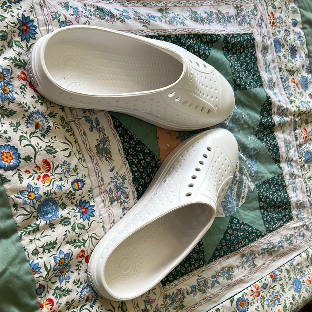 Native Shoes White Sandals Lightweight Slip-On (Size 9)